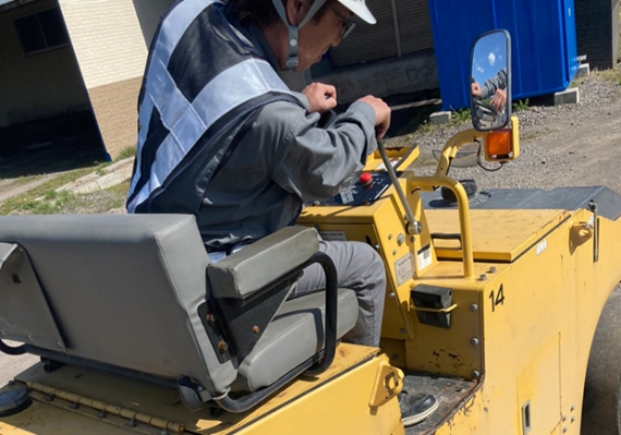 秋田　康弘の作業様子